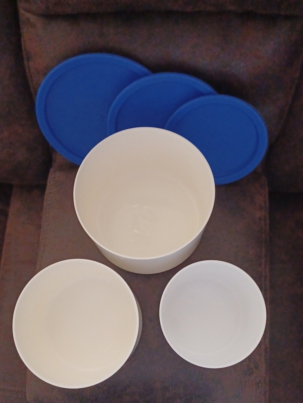 Tupperware White Stackable Food Storage Containers with Blue Lids - Picture 3 of 5